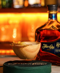 A Sips Bar bejárata Barcelonában, a Carrer de Muntaner 108 szám alatt található. A modern koktél tudomány egyik egzotikus fellegvára, ahol minden koktél egy valódi műalkotás. 